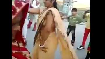 Indian-Aunty-in-Dance-Look
