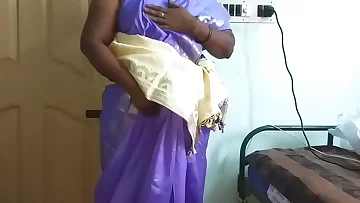 Desi bhabhi lifting her sari showing her pussies