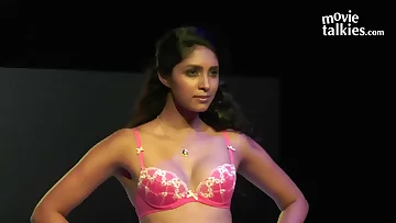 Indian model's nude ramp show Exposed! Full-HD