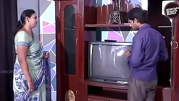 Desi Aunty Romance with cable boy