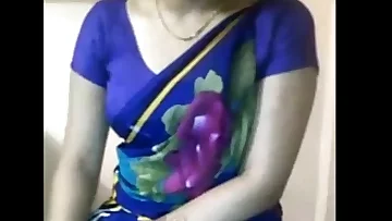 Sexy Desi Aunty boobs teasing in saree xdesitubes.com