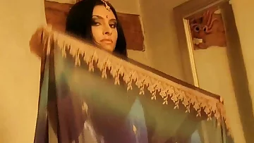 Mysterious Bollywood Babe Shows Off