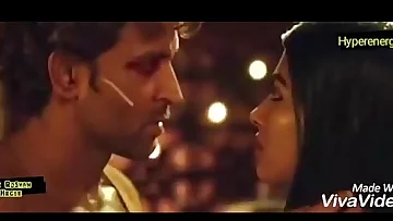 Hrithik Roshan and Pooja Hegde Hot Kiss In Mohenjo Daro