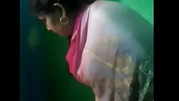 Indian randi aunty showing gand and twerking
