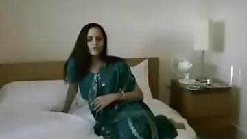 Sexy desi aunty with saree hindi audio sex