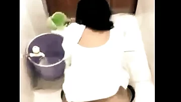 Muslim big ass aunty peeing hidden cam