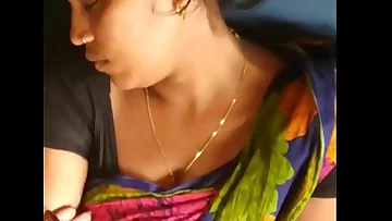 Dasi aunty in trean boobs show