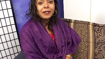 Indian beauty is doing her first porn casting