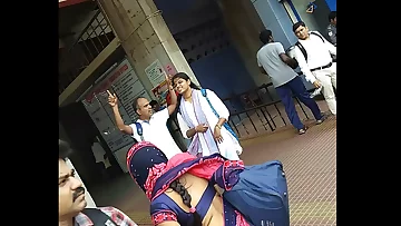 aunty desperate low hip saree show