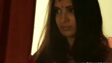 Erotic Belly Dancing With Brunette Beauty and arousement