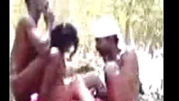 Tamil Village Aunty in Threesome Group Sex with 2 Neighbor Mans at Outdoor