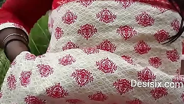 Desi girl showing boobs in park