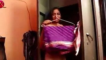 desi girl showing her boobs nipple infront of camera..