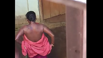 Desi village horny bhabhi nude bath show caught by hidden cam