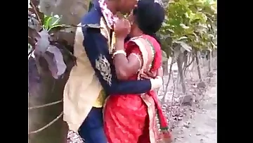 MARATHI DESI BOY AND AUNTY PASSIONATE KISS IN PUBLIC