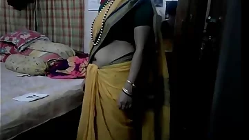 Desi tamil Married aunty exposing navel in saree with audio