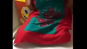 Desi aunt showing her huge boobs