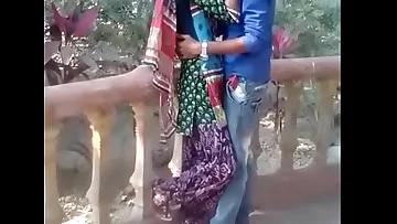 desi teen kissing in park