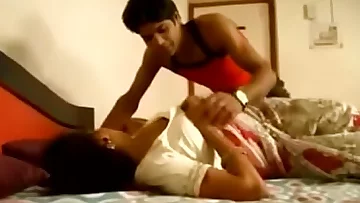 Desi sexy bhabi boob pressed kissing lonely in home - desixmms.com