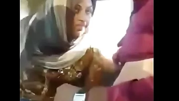 Maa ki bahen ko choda car mei