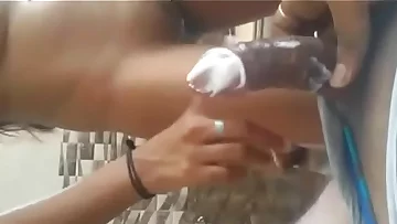 padosi bhabhi ko lund pe ice cream lga kr choda