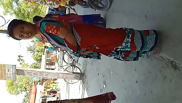 low hip saree show by young married bhabhi