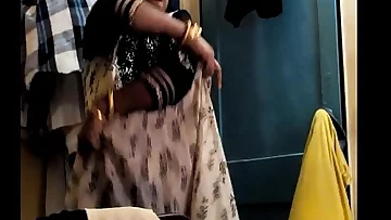 Desi Randi Bhabhi Changing Dress