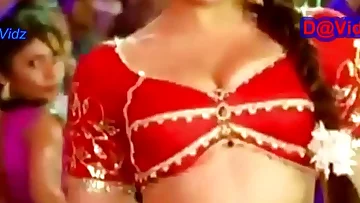 Kareena Hottest Navel Show